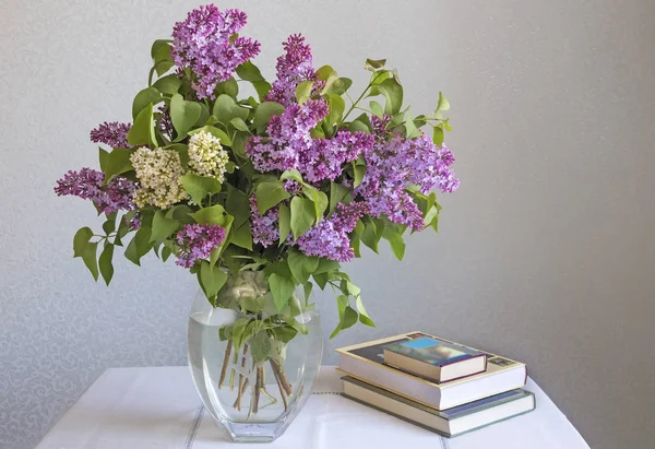 Nature morte : bouquet de lilas et de livres . — Photo