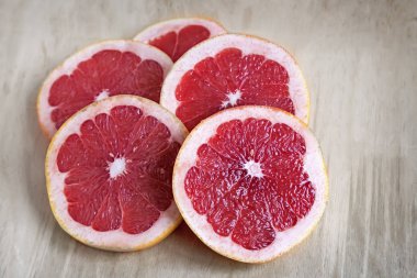 Dilimlenmiş meyve greyfurt portre.