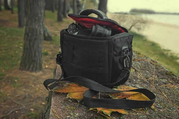 Borsa nera con fotocamera e accessori . — Foto Stock