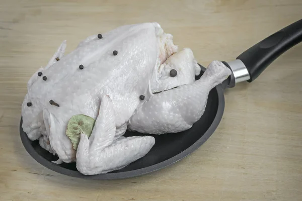 Le poulet dans la poêle pour la friture . — Photo