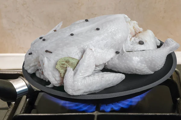 Sur Cuisinière Gaz Feu Une Poêle Frire Avec Poulet Préparé — Photo