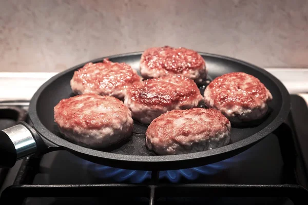 Tavada Soba Yangın Gaz Leziz Köftesi Kızarmış Closeup Sunar — Stok fotoğraf