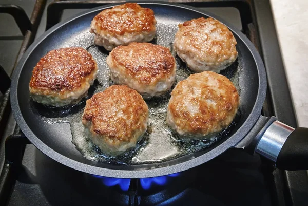 Fogão Gás Fogo Panela Fritou Rissóis Deliciosos Apresenta Close — Fotografia de Stock