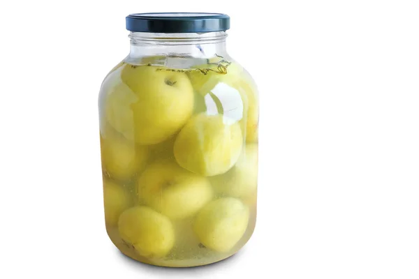 Pommes marinées dans un grand bocal en verre sur fond blanc . — Photo