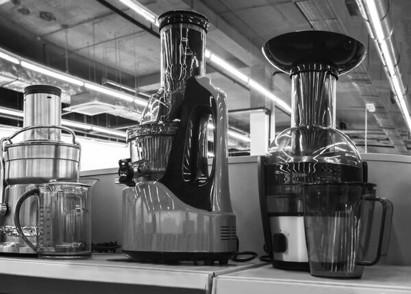 Соковыжималка в витрине магазина. Черно-белое изображение
.
