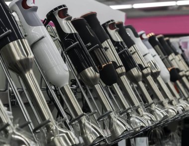 Dükkanı penceresinde karıştırıcılar.