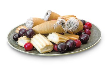 Bisküvi ve kiraz plaka üzerinde. Üstten Görünüm