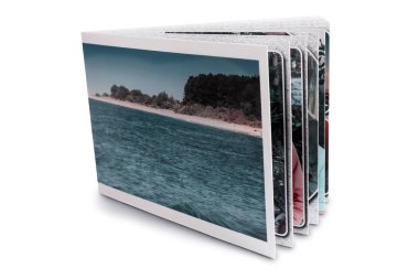 Güzel photobook'u şeklinde yapılan fotoğraf albümü. Beyaz bir arka plan üzerinde sunulan.