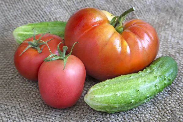 Sulla Tavola Tovaglie Lino Sono Rossi Pomodori Maturi Cetrioli — Foto Stock