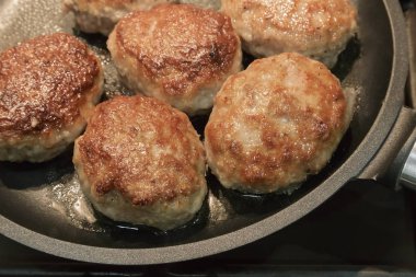 Tavada soba yangın gaz leziz köftesi kızarmış. Closeup sunar.