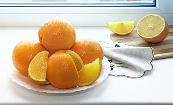 Alféizar Ventana Plato Naranjas Grandes Algunas Ellas Cortadas Rodajas —  Fotos de Stock