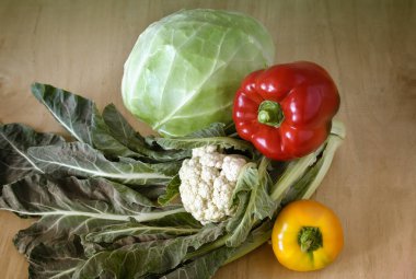 Masanın üzerinde farklı sebze grubu.