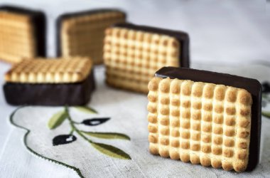 Masadaki peçeteye lezzetli Kurabiye.