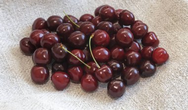 Masadaki peçeteye Olgun Kiraz.