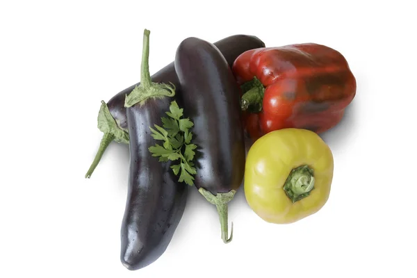 Une variété de légumes et de persil sur fond blanc . — Photo