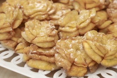 Masaya bir tabak kurabiye.