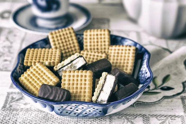 Ciasteczka i czekoladki w Wazon ceramiczny. — Zdjęcie stockowe