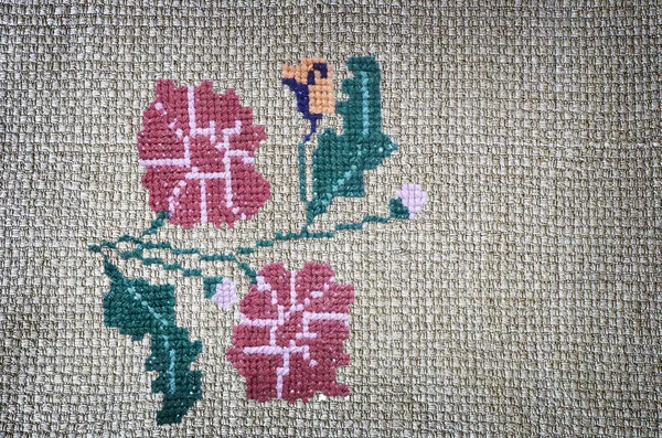 Craft: embroidered cross-stitch flowers beautiful. — Stock Photo, Image