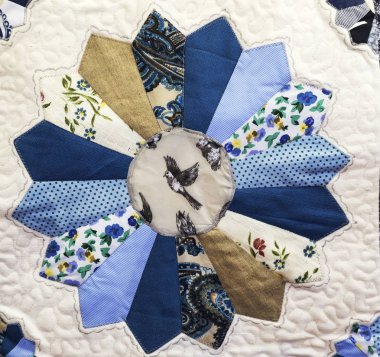 Hurda kumaş beyaz bir arka plan üzerinde bardak altlığı peçete.