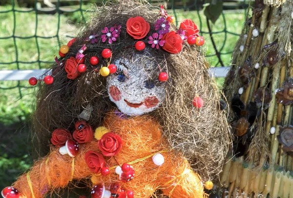 Naaldwerk, oorspronkelijke speelgoed in de vorm van amusant poppen — Stockfoto