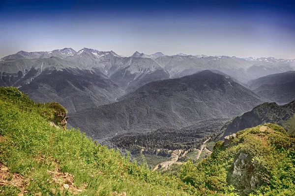 森林に覆われた斜面の山岳風景. — ストック写真