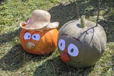 Komik adamlar şeklinde iki büyük kabak.