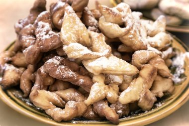 Masaya bir tabak kurabiye.