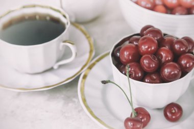 Kahve ve bir fincan masada kiraz.