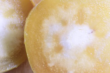 Peçetede iştah açıcı beyaz ekmek.