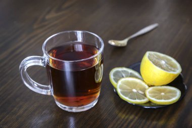 Bir fincan çay ve masanın üzerine limon.