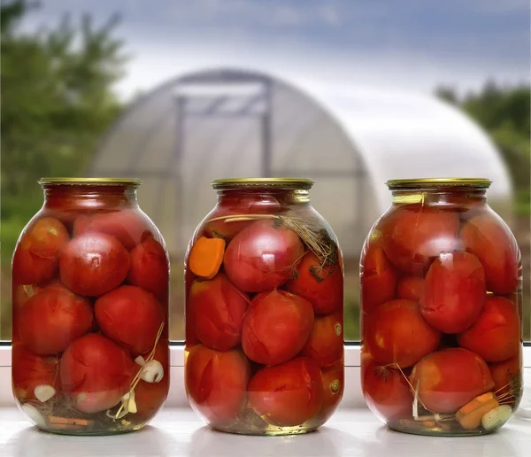 Tomates en conserve dans de grands pots en verre . — Photo