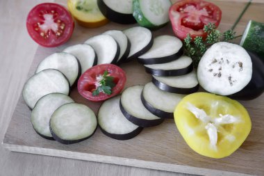 Masanın üzerinde bir tabakta sebze kesme.