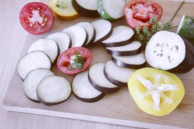 Masanın üzerinde bir tabakta sebze kesme.