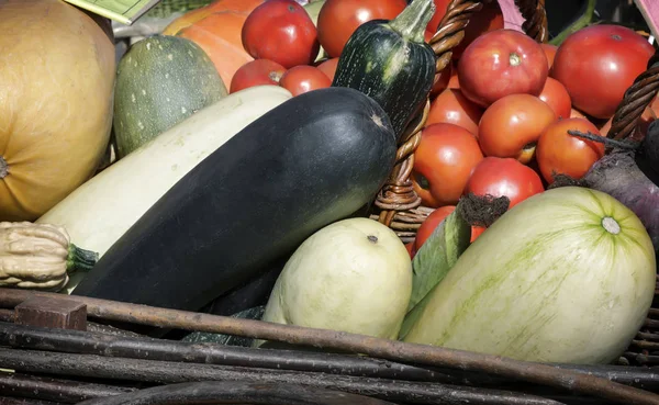 Zbiory warzyw jest sprzedawany na targach. — Zdjęcie stockowe