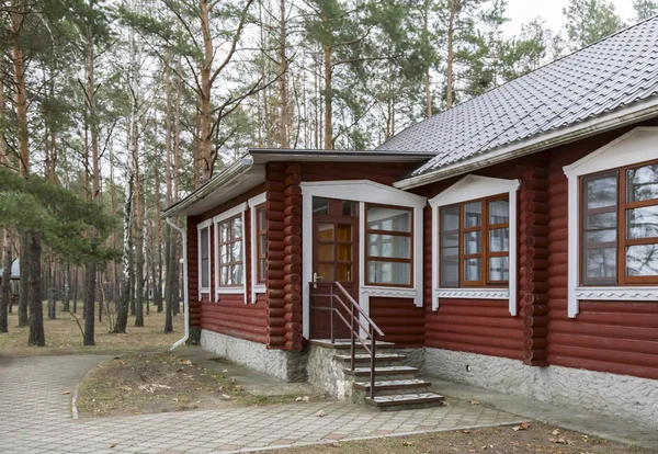 Un petit chalet dans une zone boisée. — Photo