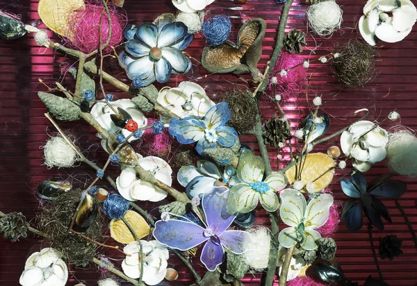 Фрагмент декоративной панели с цветами и бабочками . — стоковое фото