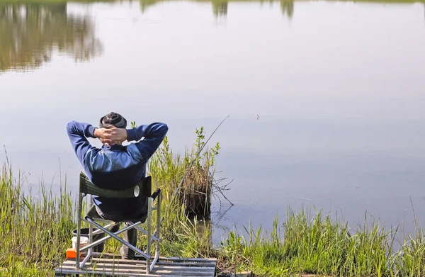 Pescatore sulla riva di un grande lago . — Foto Stock