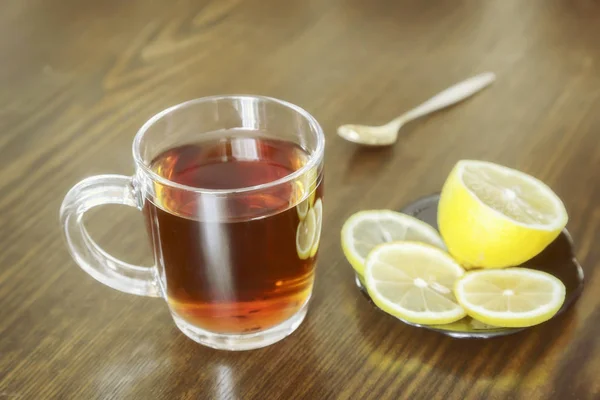 Чашка чая с лимоном на столе . — стоковое фото
