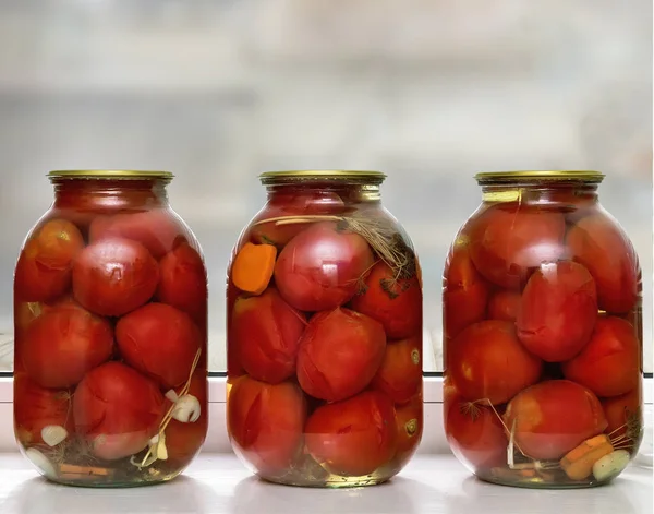 Pots Verre Avec Tomates Mûres Rouges Couvercle Hermétique Métal Scellé — Photo