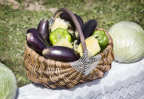 Rieten mand met groenten. — Stockfoto