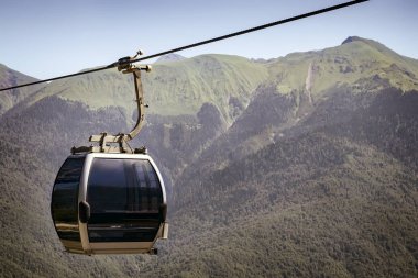 Teleferik dağlarında bir kayak merkezi