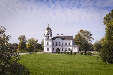 Güzel ağaçlarıyla çevrili yeşil çim çevrili olan Ortodoks Kilisesi'nin çan kulesi.