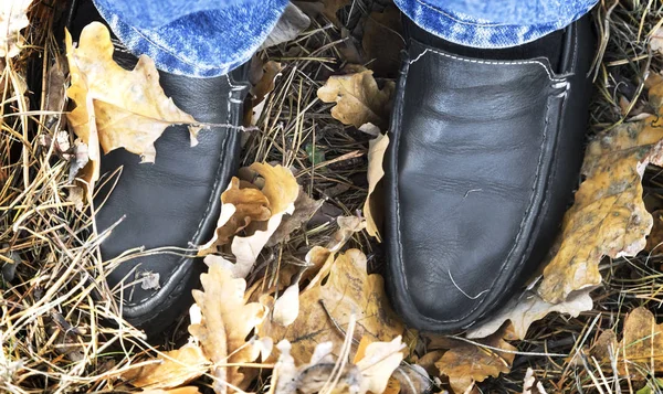 Comfortable moccasins on the feet of a woman. — Stock Photo, Image