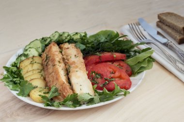 Patates, sebze ve otlu kızarmış balık.