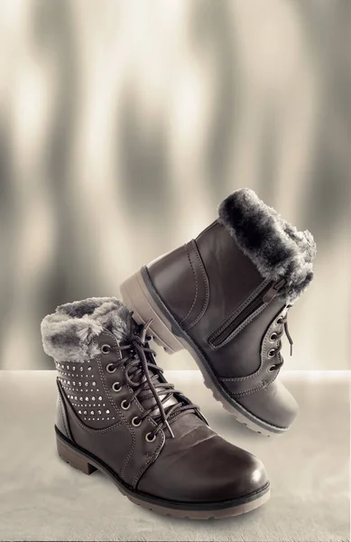 Pohodlné zimní boty s tkaničkou a zapínáním na zip. — Stock fotografie