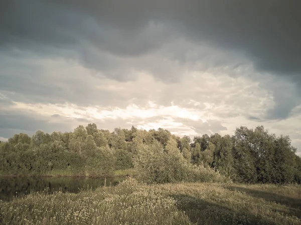 Krajina s Bouřnou oblohou při západu slunce. — Stock fotografie