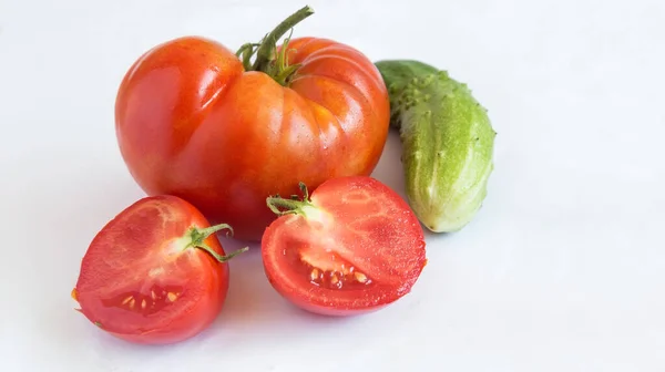 Grande pomodoro maturo e cetriolo su sfondo bianco . — Foto Stock