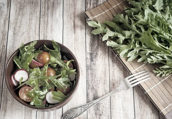 Insalata di verdure fresche ed erbe aromatiche in tavola . — Foto Stock