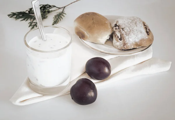 健康早餐：酸奶、美味的甜饼和李子 — 图库照片