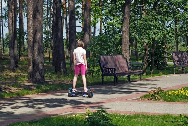 Girl riding in the Park on a self-balancing scooter — Stock Photo, Image